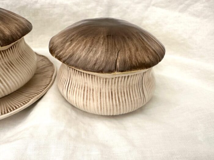 mushroom shaped lidded soup bowls a set 4016